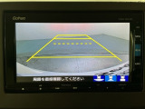 リバースギアに入れるだけで後方の表示へ切り替わります。夜間や雨の日の駐車も楽になりますよ。