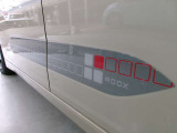 こちらの車両はかどまる四角アクセントパック(エクステリアデザインオプション)を装着しております。