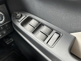 運転席ドアのウインドウ操作スイッチです。すべてのウインドウの開閉操作が可能です。また、ドアミラーはオート開閉なので、ドアロックで自動で閉じ、エンジンスタートで自動で開きます。