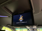 【12.1インチフリップダウンモニター】大画面モニターで後席でもエンタメをお楽しみいただけます。小さなお子様にも大人気の装備です♪