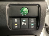 Hondaセンシング用の、VSA(ABS+TCS+横滑り抑制)解除と路外逸脱抑制機能のオンオフスイッチなどはハンドルの右側に装備しています。燃費に役立つECONボタンもここです。