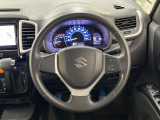 インテリアに合わせたデザインのステアリングは、運転される方のことも考え、運転しやすい形状、大きさです。是非一度、実際に触ってお確かめください。
