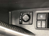 電動格納式ドアミラー付き。駐車場へ停めた時に、ボタン一つで左右のドアミラーをたたむ事ができます。