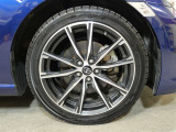 タイヤサイズは215/45R17です。新品ノーマルタイヤで納車いたします。