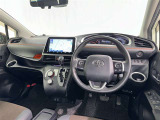 運転席まわりです。 各操作スイッチは使いやすい位置に配置されてます。