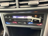 タッチコントロール式2ゾーンフルオートエアコンパネル。運転席、助手席それぞれ独立して温度管理が可能です。花粉やダストを除去するフレッシュエアフィルターも装備され、クリーンな室内環境を保ちます。