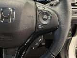 【ステアリングスイッチ】運転中に視線を前に向けたまま画面の操作できます。