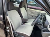 運転席も広々でゆったり気分で運転できます♪シフトノブをダッシュボード側に配置したので運転席から助手席への移動が簡単にできるんです。