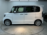 狭い駐車場でも、スライドドアならチャイルドシートへのお子さまの乗降や荷物の積載もスムーズ。とても便利な【両側電動スライドドア】ドアハンドを少し引くだけでリアドアが自動開閉します。