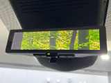【インテリジェントルームミラー】後席の大きな荷物や同乗者で後方が確認しづらい時でも安心!カメラが撮影した車両後方の映像をルームミラー内に表示。クリアな視界で状況の確認が可能です!