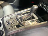 【オートブレーキホールド】停車中にブレーキペダルから足を放しても、ブレーキを自動的に制御して、車両の停車状態を保持する機能です。信号待ちなどの停車時に運転者の負担を軽減します。