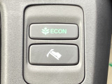 【ECONモード】スイッチをONにすると、空調やアクセル操作に対する加速を穏やかにし、電力消費を抑えて航続距離を延ばします。