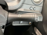 車外の明るさに応じでライトを点灯、消灯してくれるオートライト機能です☆お天気の良い昼間のトンネル走行などオートにしてると便利で安心です☆エンジン停止時にライトの消し忘れも無くなります☆