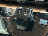 シフトレバーは、まるでスマートフォンを思わせるようなスタイリッシュなデザインが目を引き、車内の雰囲気をぐっとモダンに演出します。シンプルで分かりやすい配置なので、安心して操作できますよ。