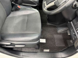 運転席シート足元です。