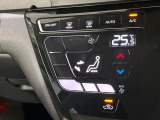 【オートエアコン】一度お好みの温度に設定すれば、車内の温度を検知し風量や温度を自動で調整。暑い&hellip;寒い&hellip;と何度もスイッチ操作をする必要はありません。快適な車内空間には必須の機能ですね♪