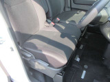 運転席には、シートリフターが付いております☆ 前後のスライドに加えシートの高さも変更出来ますので小柄な女性の方でも運転し易いポジションを取れます♪