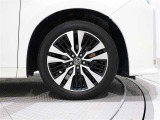 アルミホイールを装備、タイヤサイズは235/50R18です。