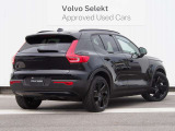 全身を黒で固めた、特別仕様のEV。ボディカラー、フロントのアイアンマーク&ダイアゴナルバー、20インチ・アルミホイール、そしてレザーフリーのサステナブルなインテリアに至るまで、ブラックでコーディネート