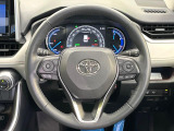 インテリアに合わせたデザインのステアリングは、運転される方のことも考え、運転しやすい形状、大きさです。是非一度、実際に触ってお確かめください。