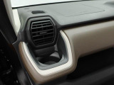 掘り込みしきインパネドリンクホルダーで ホールド感バッチリ!! 運転席側にも同じものがついてます