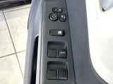 【電動格納ミラー】サイドミラーは電動格納式となっており、狭い駐車場でもキズがつくリスクを抑えられます。