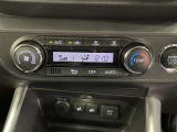 【オートエアコン】一度お好みの温度に設定すれば、車内の温度を検知し風量や温度を自動で調整。暑い&hellip;寒い&hellip;と何度もスイッチ操作をする必要はありません。快適な車内空間には必須の機能ですね♪