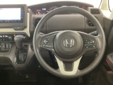 【ハンドル】運転にかかわる様々な操作を安全に行えるように視点移動が少なく操作性に配慮されたスイッチ類が凝縮されたコックピットです。
