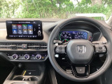 【ワイヤレス充電器】Qi対応のスマートフォンを置くだけで充電ができます。運転席からも助手席からも自由に使えるドリンクホルダー付。