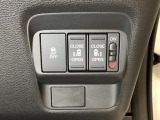 リアドアは乗り降りに便利な両側電動スライドドアです。また運転席に座っていながらスイッチ操作で自在にスライドドアを開け閉めできます。またHondaセンシング用のVSA解除スイッチを右側に装備しています。