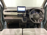 車内は光触媒抗菌消臭施工済です。インパネ周りはスタイリッシュなデザインで機能や装備も充実しています。グローブボックスやカップホルダーのほかにトレーなどたくさんの収納スペースが付いています。