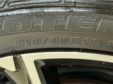 タイヤサイズは【215/45R18】