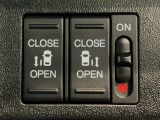 【両側パワースライドドア】両側がパワースライドドアになっており、運転席のスイッチやスマートキーでも開閉が可能です!開口部も広いので乗り降りも楽々♪