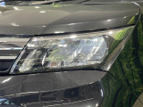 【LEDヘッドライト】悪天候や夜間走行時も良好な視界を確保し安心して運転できる高輝度LEDヘッドライトを装備!点灯速度が早く、消費電力も抑えられています。