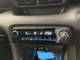 オートエアコンは温度を設定するだけで、自動で風量などを設定してくれます。運転しながら操作も必要ないので、安全性も向上します。