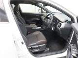 運転席に上下アジャスターがついていて、座ったままで自分にちょうどいいポジションに調整することができます。