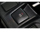 電動パーキングブレーキを採用。指で軽く引き上げればパーキングブレーキが掛かり、押すと解除ができます。
