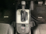 「e:HEV」搭載車です。日常シーンのほとんどをモーターで走行し、高速クルージングなどモーターよりもエンジンの方が効率が良い領域はエンジンで走行、あらゆる領域で優れた燃費走行を実現します。