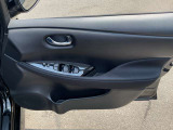 パワーウィンドウ装備です。運転席はオートになっているので、ワンタッチ開閉することが出来ます。