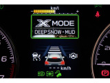 X-MODEは路面に応じてモードを選択するだけで4輪の駆動力やブレーキなどを最適にコントロール。悪路からのスムーズな脱出をサポートします。