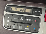 【オートエアコン】一度お好みの温度に設定すれば、車内の温度を検知し風量や温度を自動で調整。暑い&hellip;寒い&hellip;と何度もスイッチ操作をする必要はありません。快適な車内空間には必須の機能ですね♪