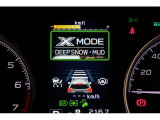 X-MODEは路面に応じてモードを選択するだけで4輪の駆動力やブレーキなどを最適にコントロール。悪路からのスムーズな脱出をサポートします。