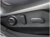 電動パワーシートとなっておりまして、スイッチを操作することで、シートの前後や高さ、背もたれの角度などを電動で調整することができます!!