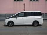 純正アルミで全体的にデザインがまとまっています。車も人も、オシャレはまずは足元からですね。