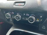 オートエアコンは運転席側と助手席側でそれぞれ自由に温度設定ができます。寒い冬でも快適にドライブできるシートヒーター付きです!