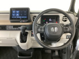 【ハンドル】運転にかかわる様々な操作を安全に行えるように視点移動が少なく操作性に配慮されたスイッチ類が凝縮されたコックピットです。