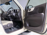 運転席・助手席ドアは開口範囲が広く、とても乗りやすいですよ!収納スペースもあります!