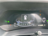 クリアでグラフィカルな表示のスピードメーターを搭載。運転中に必要な車両情報がひと目で確認でき、夜間やトンネル内でも高い視認性を誇ります。先進的なドライブ空間を演出するお勧めのポイントです。