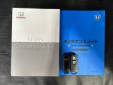 スマートキーは鍵をバッグに入れたままでもドアロックの開閉やエンジンのON・OFFができます。夜間や雨の日も鍵を探さなくて良いので便利です。