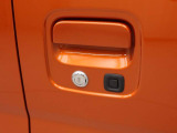 愛知ダイハツのお店では、ダイハツ車を知り尽くしたプロフェッショナルなサービススタッフが、専用の診断機器を使って各システムを点検しております。